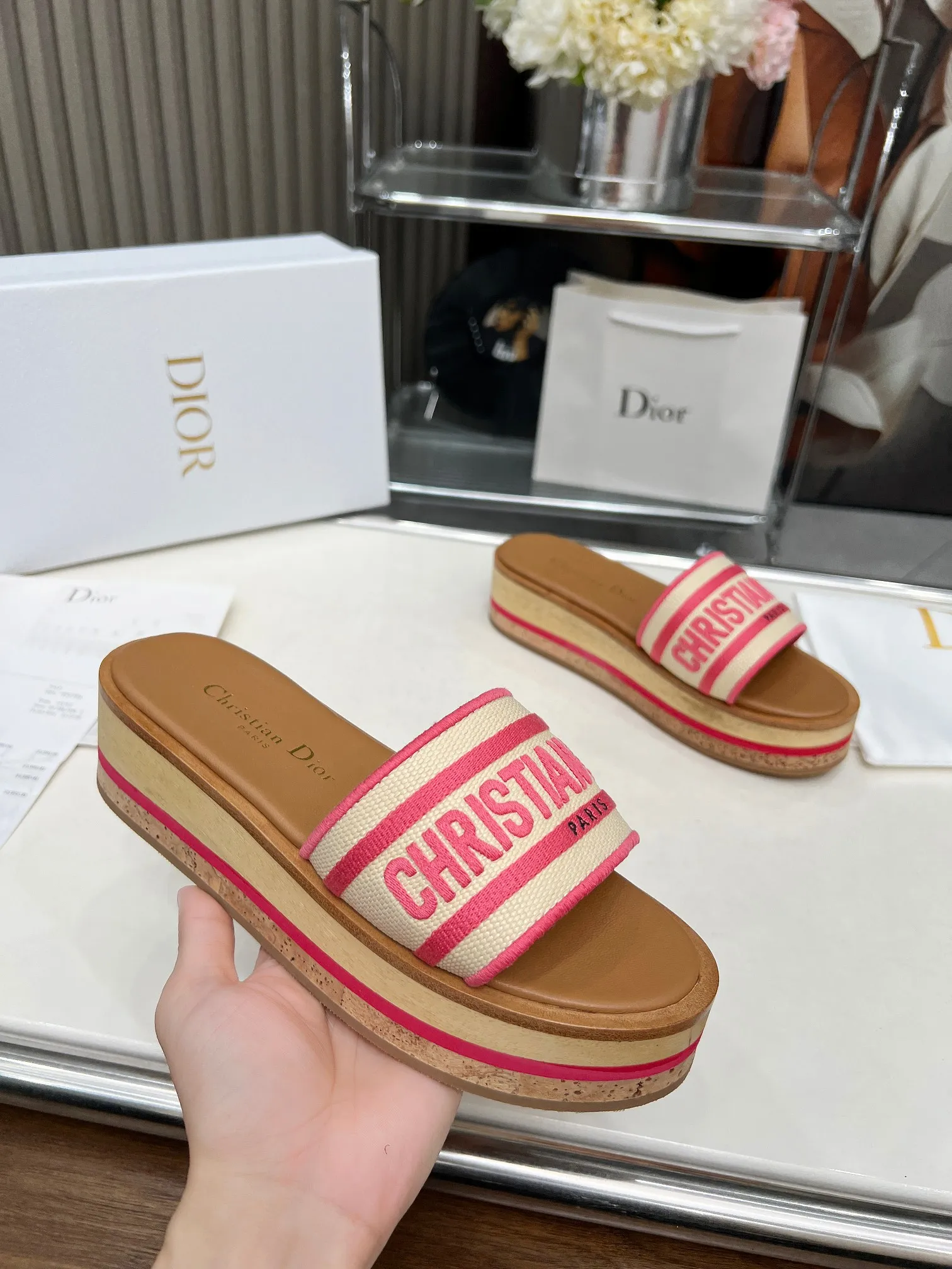 👟👟Ex-factory price 520👟👟 Dior's new spring and summer IVIETA DWAY jelly-colored flat-soled one-slip women's shoes with CD letter logo three-dimensional embroidery thick-soled round-toe open-toe slippers. The original version is developed to be the top version on the market. It feels soft and delicate on the feet and is extremely comfortable. Material: Upper imported raffia electric embroidery high-temperature water-soluble cotton technical fabric + water-dyed cowhide foot lining + original consistent combination outsole Outsole: original outsole Size: 35-42 (40.41.42 custom-made, non-refundable and non-exchangeable)